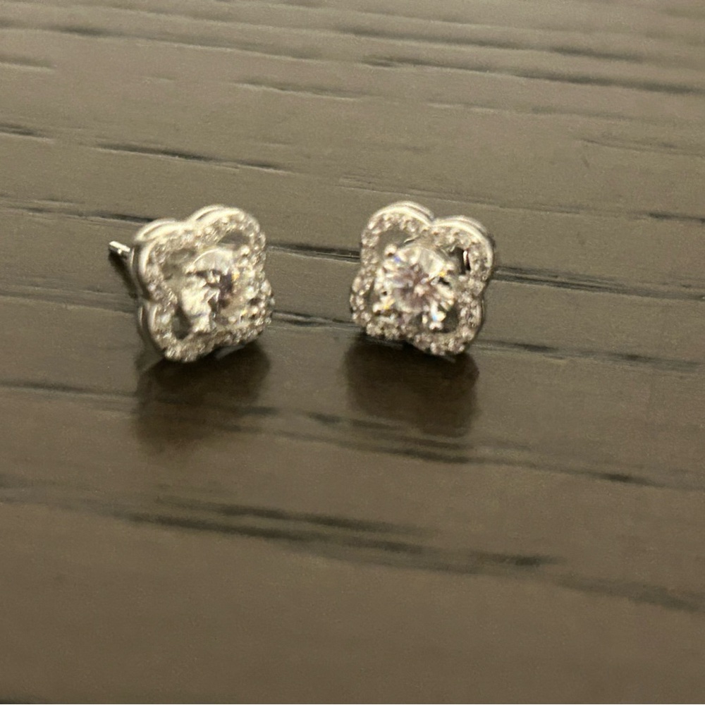 Elegant Silver Flower Moissanite (S925) Stud Earrings